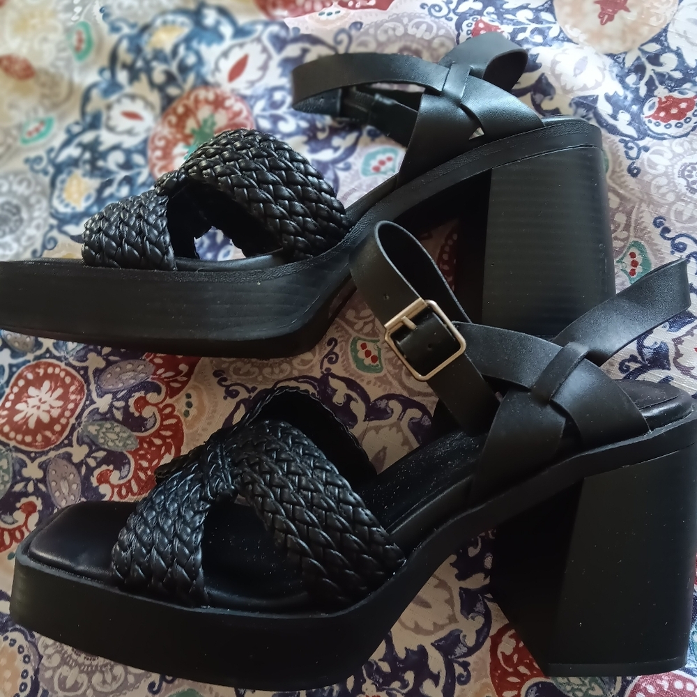 Torrid Black Chunky Heels Size 8 NWOT
